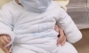 어른용 마스크 쓴 아기.jpg