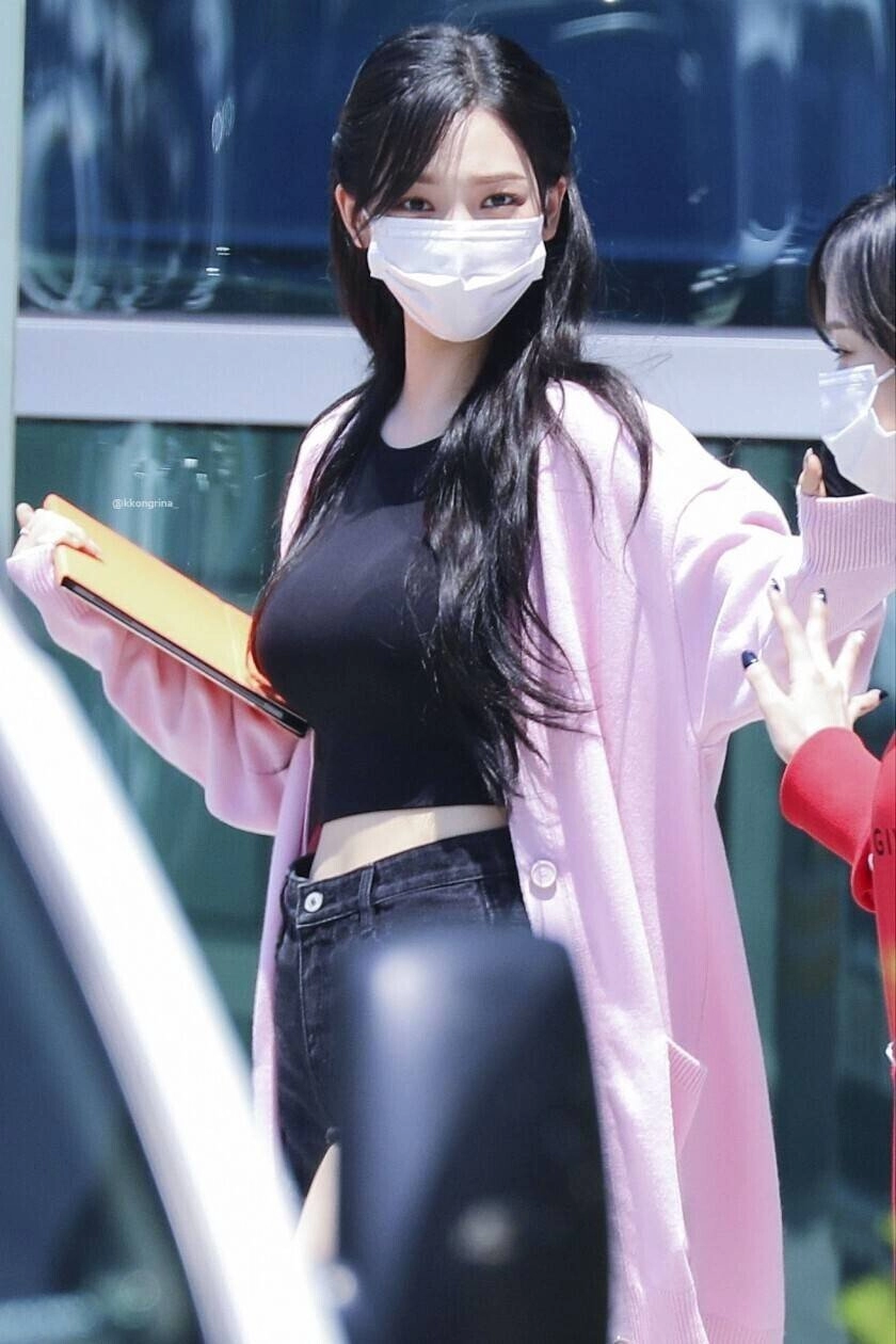 f10f2f834ab6390d3089e5ea658524f0.webp 핫팬츠에 쫄티입은 카리나