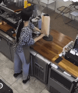 카페 알바 대참사.gif