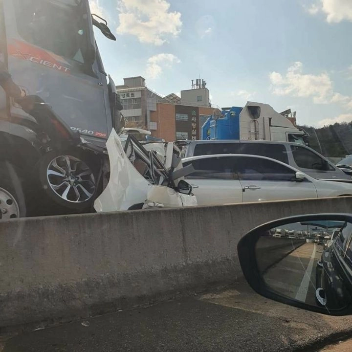 서대구IC 상행선 추돌사망사고.gif