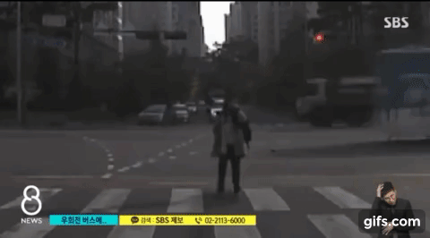 여중생 치었는데 그냥 가버리는 우회전 신호위반 버스 ㄷㄷ