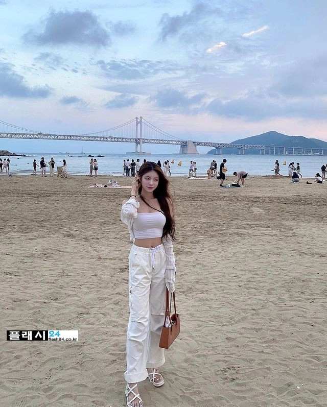 유잼이 정도면 해변에서 시선 집중이지