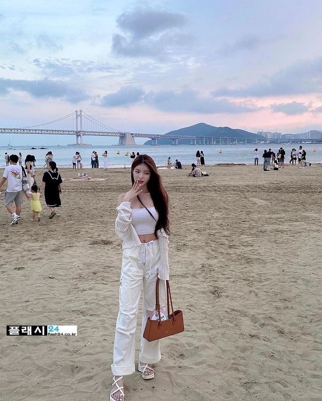 유잼이 정도면 해변에서 시선 집중이지