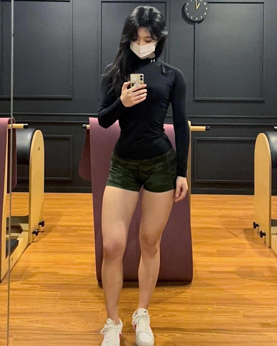 운동하는 여대생 탄탄한 몸매