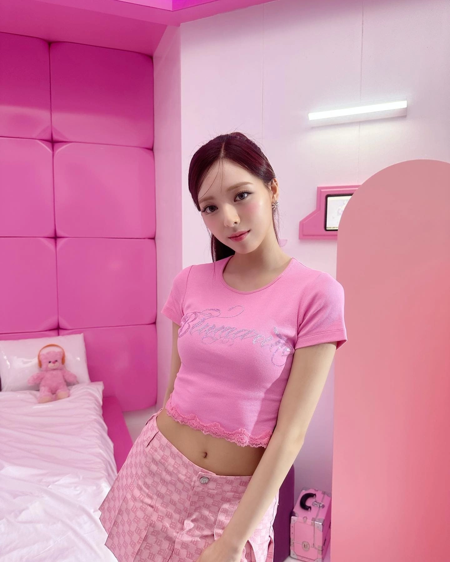핑크색 크롭티 + 체크 초미니 매끈한 각선미와 배꼽 ITZY 유나