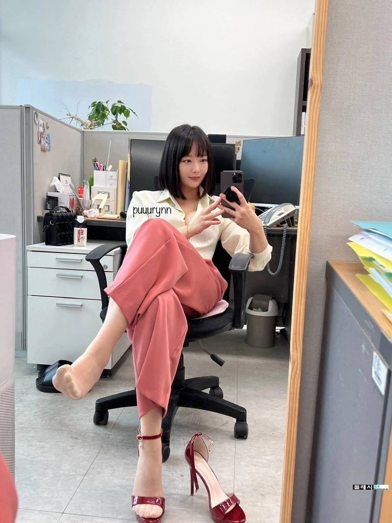 많이 한가해 보이는 사무실 여직원
