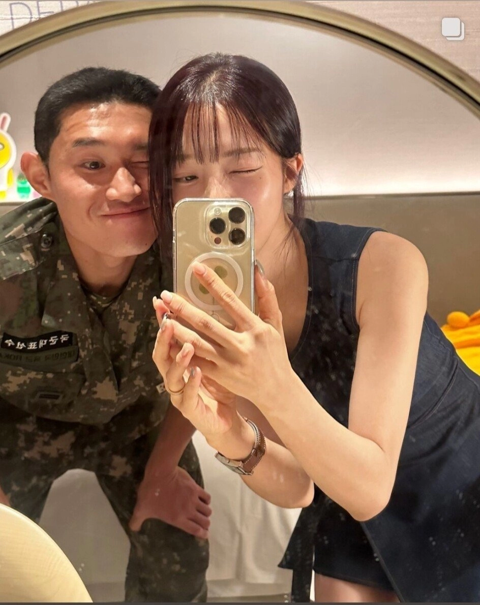 축구선수 이동경 군복입고 와이프와 셀카