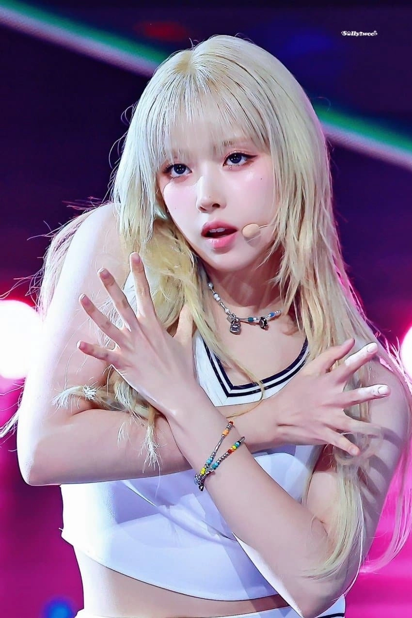 금발로 염색한 최근 엔믹스 지우