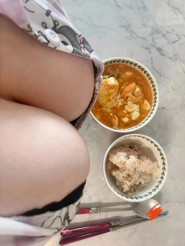 반찬하나로 밥먹는 여자