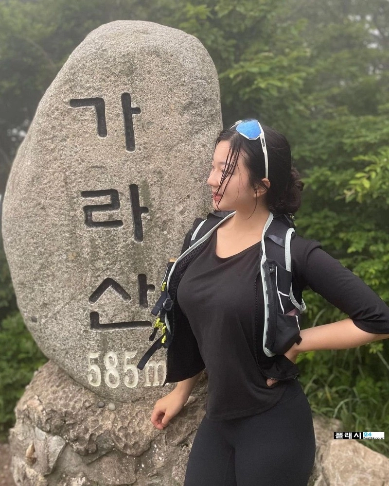 산 속에 백만송희 등산 유튜버 수준