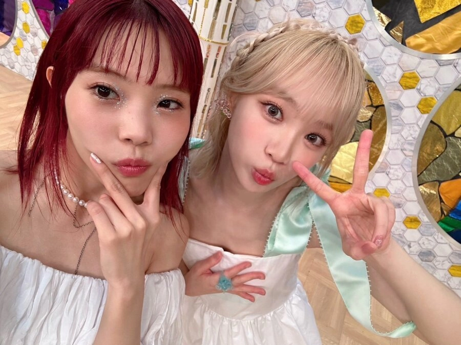 투샷으로 일본 여자가수 박살내버리는 김채원