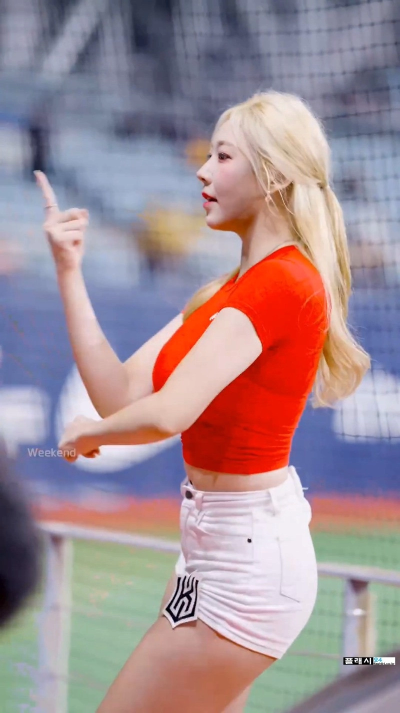 조예린 치어리더 묵직한 크롭 빨간티