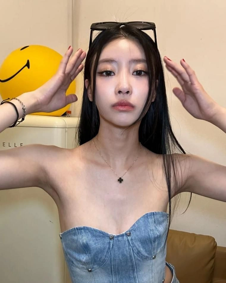 과감한 데님튜브탑 이미주 시원한 겨드랑이 윗슴골