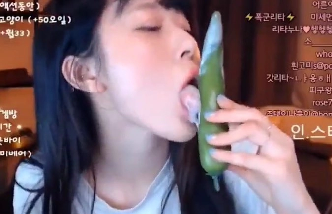 고추 야하게.. 핧아 먹는 누나