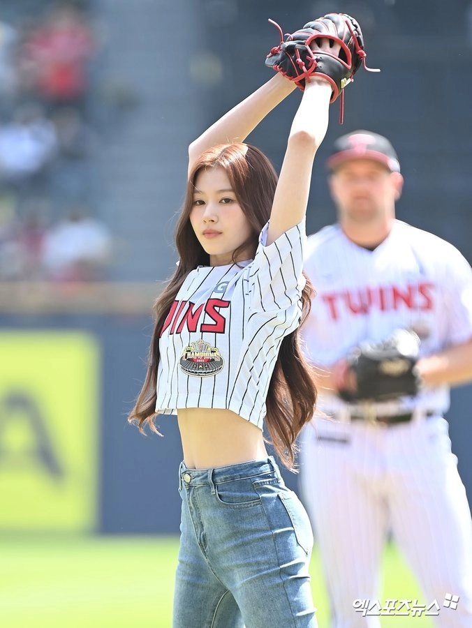 크롭 LG유니폼 개미허리 + 땡겨올린 청바지 엉태 트와이스 사나