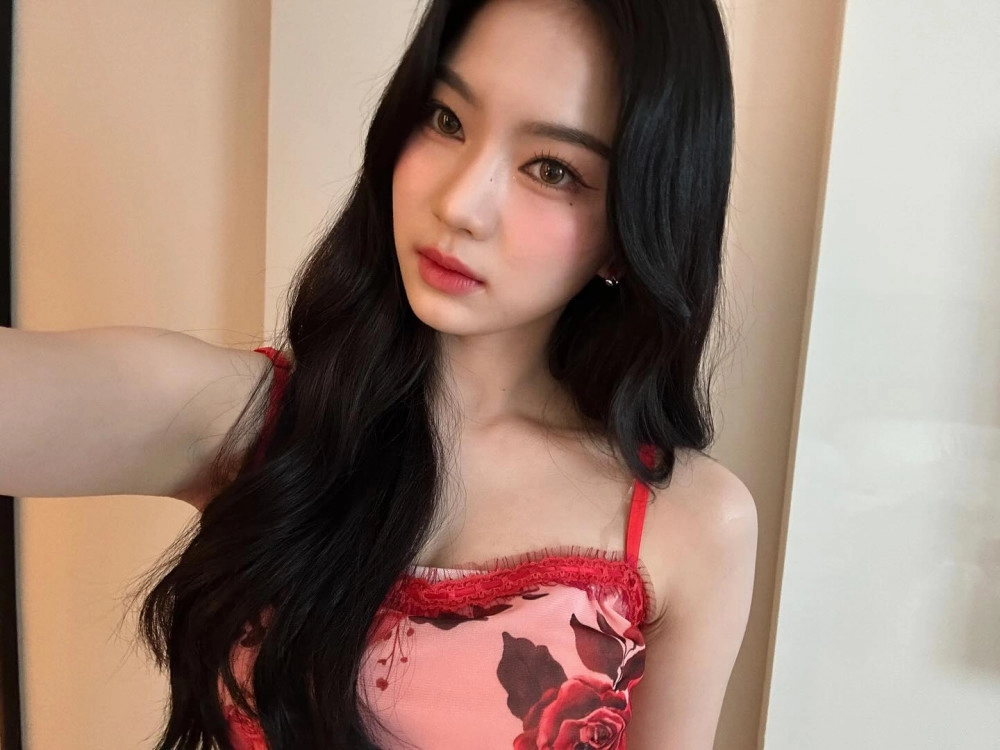 스테이씨 아이사 꽃무늬 슬립원피스 윗슴골 + 드러난 흰속 엉벅지