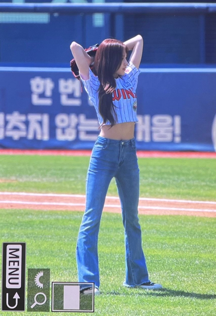 크롭 LG유니폼 개미허리 + 땡겨올린 청바지 엉태 트와이스 사나