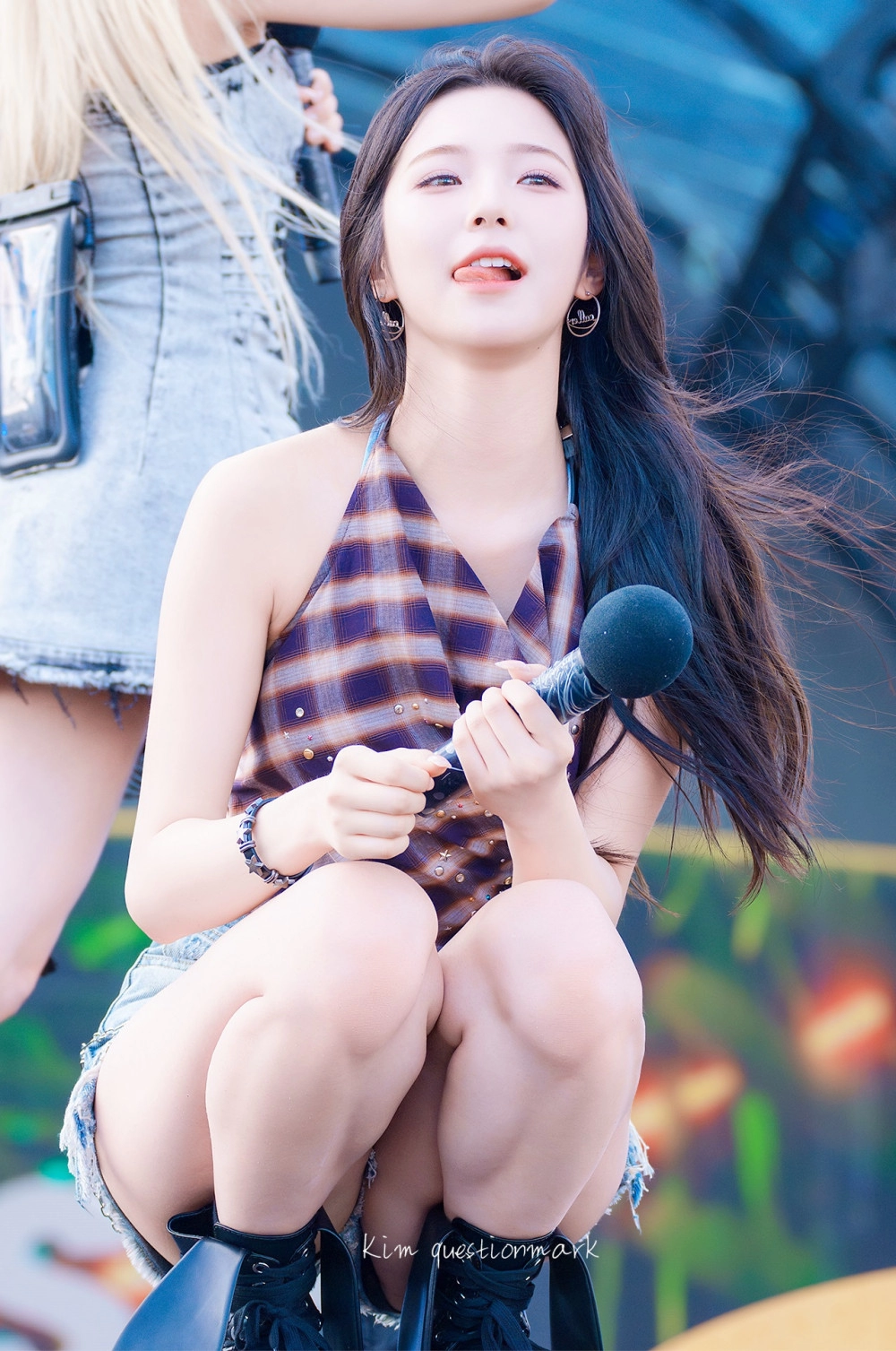 프로미스나인 백지헌 핫팬츠 입고 쪼그려앉은 야벅지