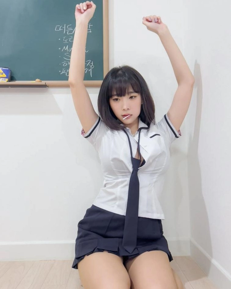 벌 받고 있는 일진녀 강인경 흐트러진 교복 야벅지