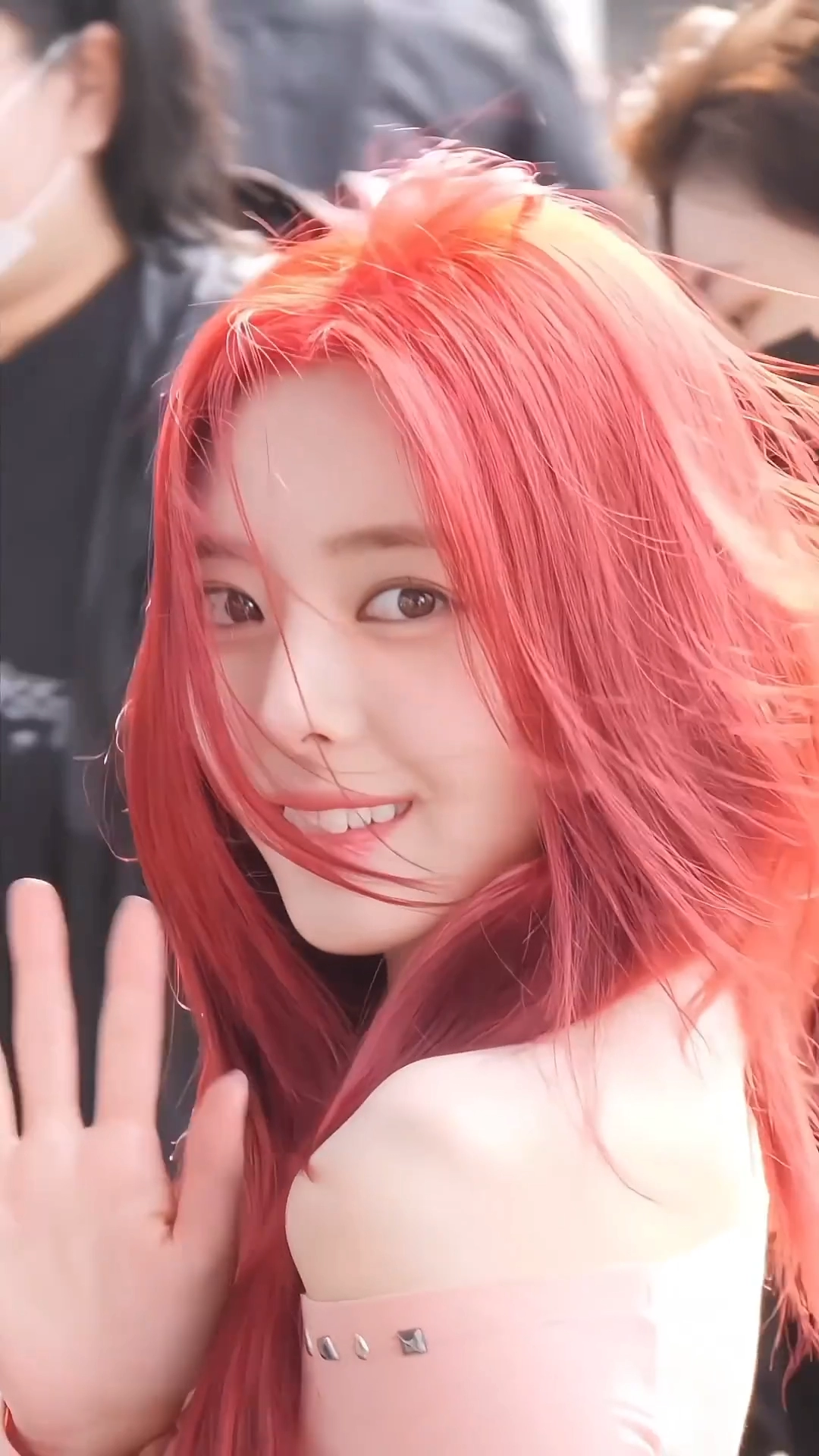 아이들 몸매 일등 눈빛이 뇌섹적인 빨강머리 유나랑 눈마주쳤다
