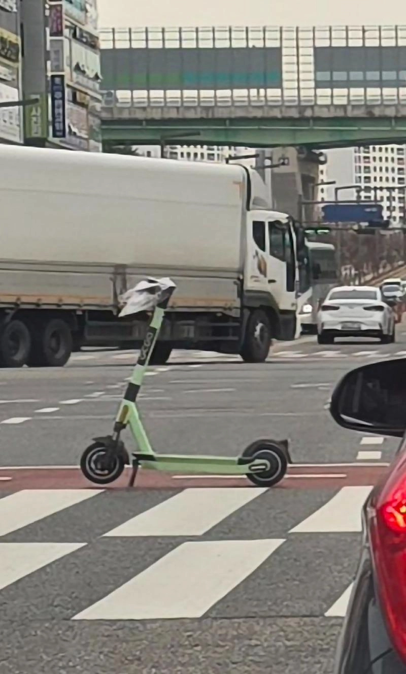 보배드림 올라온 엄청난 킥보드 주차