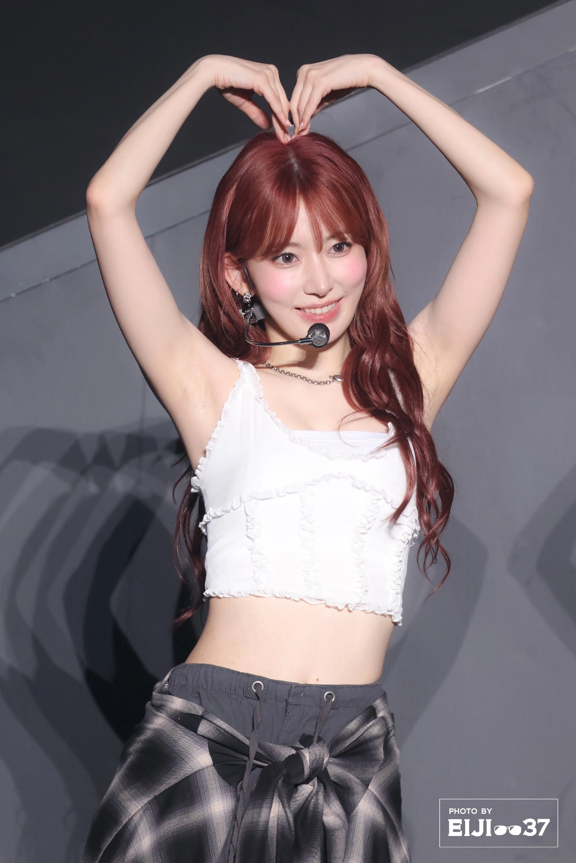 사쿠라 겨드랑이 고화질로 포착된 머리 위 하트 포즈