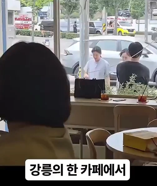 카페 손님들이 박수친 이유