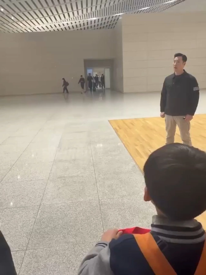 새치기에 밀려서 싸인 못받은 꼬마팬 우니깐 싸인하러 와주는 손흥민