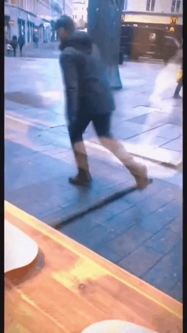 어째서인지 카페에서 제일 인기있는 자리.gif