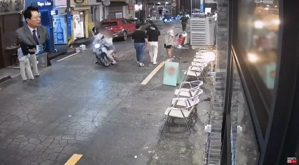 한문철TV) 오토바이에 몸통박치기 시전한 여성