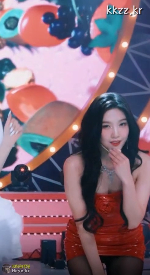 타이트한 원피스에 검스입은 조이