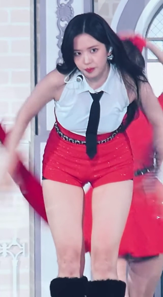 짧고 타이트한 빨간팬츠 아이브 안유진