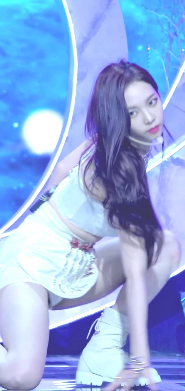 너무 짧은 카리나 반바지