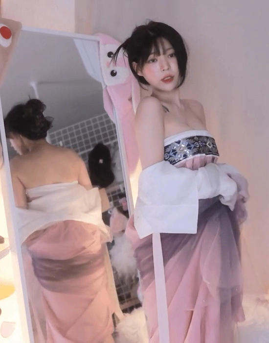 개량 한복 입은 김유디