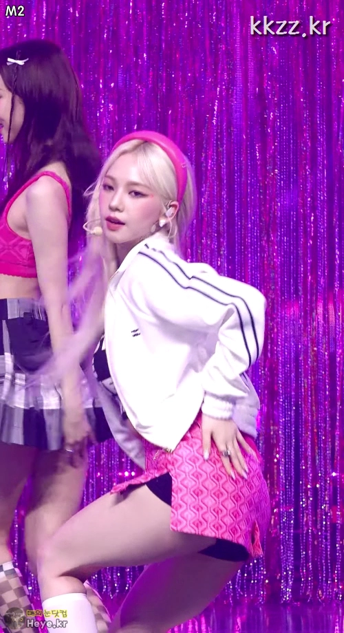 묵직한 카리나 미니스커트 허벅지