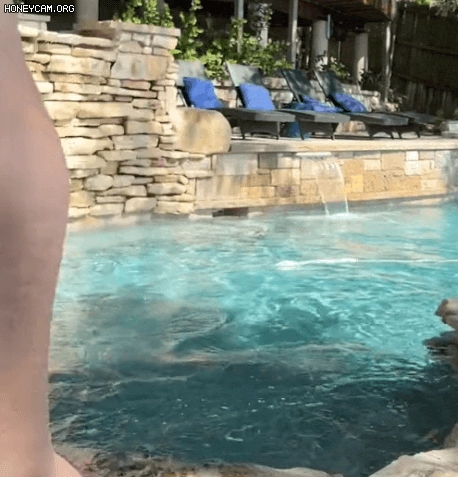 수영장에서 갓 꺼낸 수박