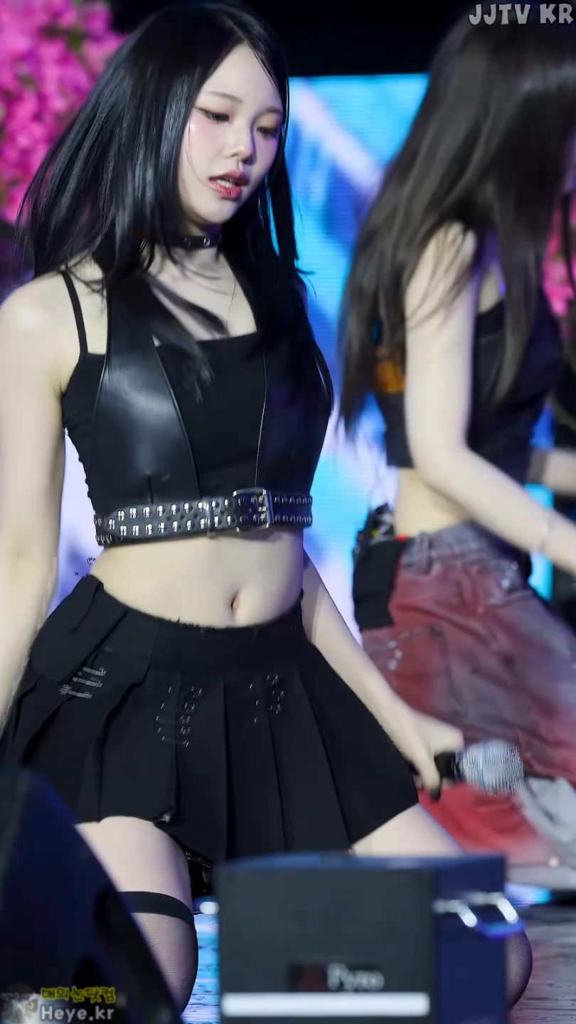 보은 슴골 강조된 의상에 숙인 자세까지 더해진 레전드 무대