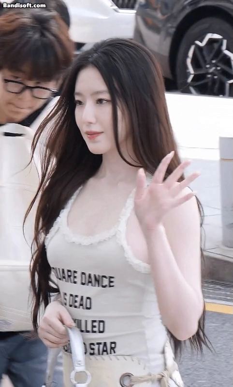 슈화 슴드랑이 출국길 끈나시 핏에 드러난 아찔한 공항패션