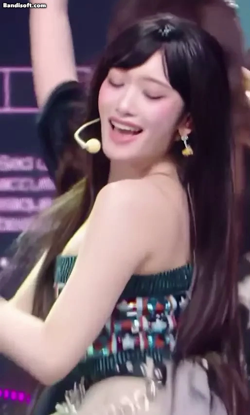 아이브 이서 윗슴 튜브탑 흘러내리듯 측면서 잡힌 위험한 각도