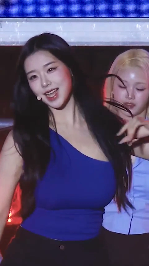 김채연 미드 체급이 다른 오프숄더 묵직한 무빙