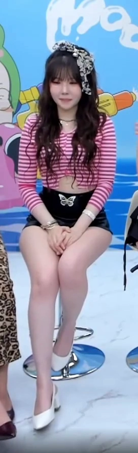 땡지 야벅지 도드라진 핫팬츠 높은 의자 위에서 완성된 자태