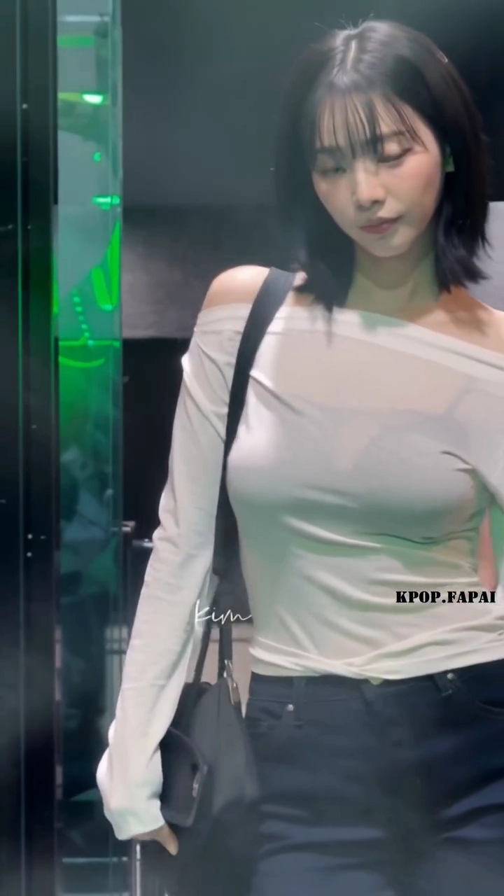 카리나 브라 비치는 화이트 오프숄더 퇴근길에 입고 끼부려