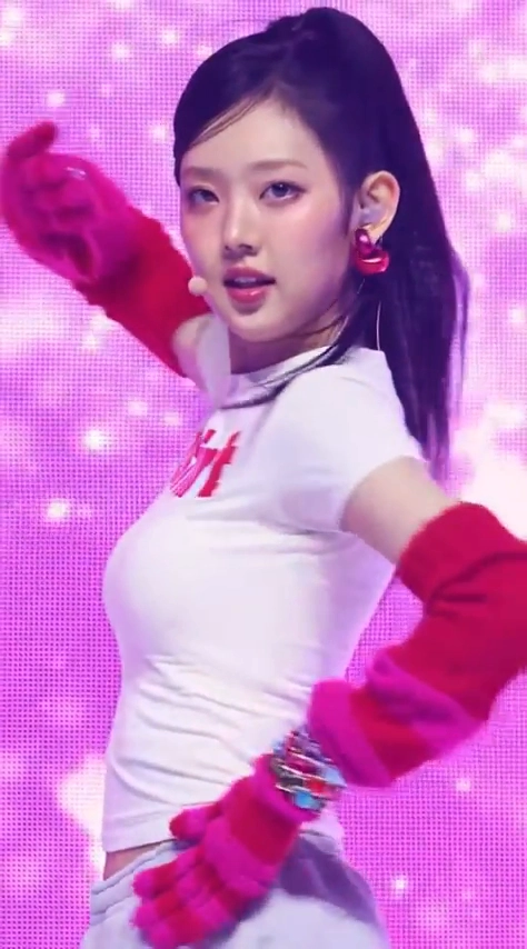 키키 이솔 미드 봉긋하게 잡아준 밀착 흰티