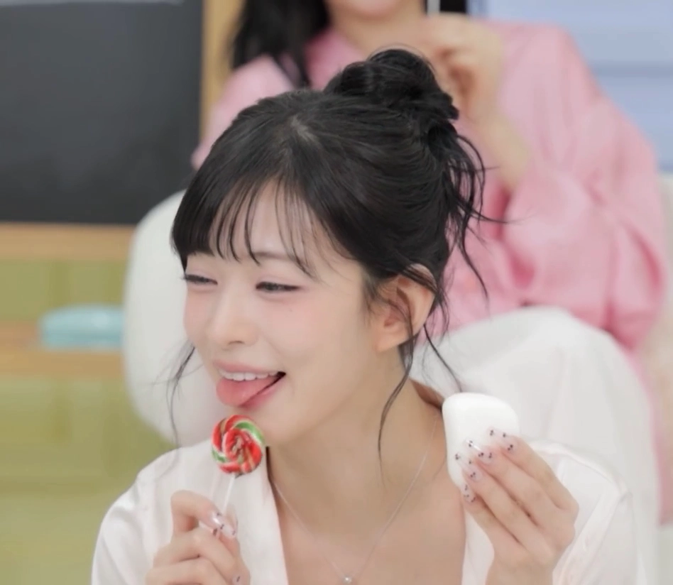 프로미스나인 이채영 상상하게 하는 혀놀림