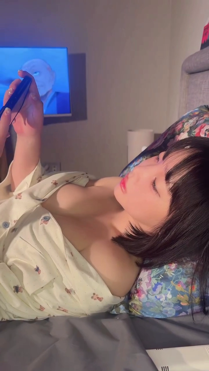 강인경 윗슴 누운 자세에도 살아있는 봉긋함