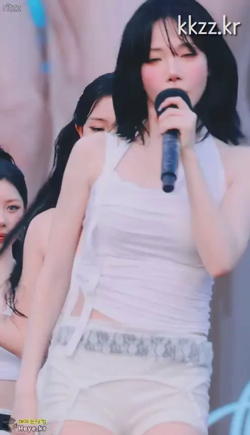 김나경 끈 묶는 모습