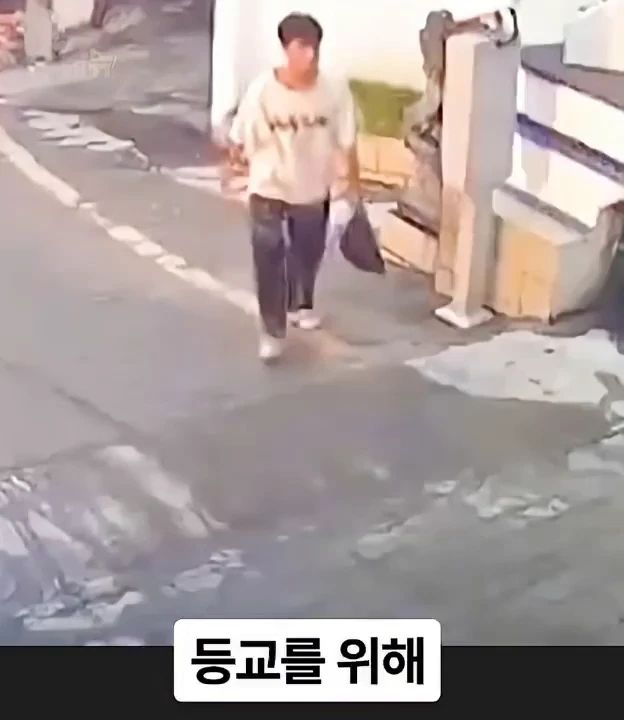 오르막길을 올라가던 남학생이 멈춰선 이유