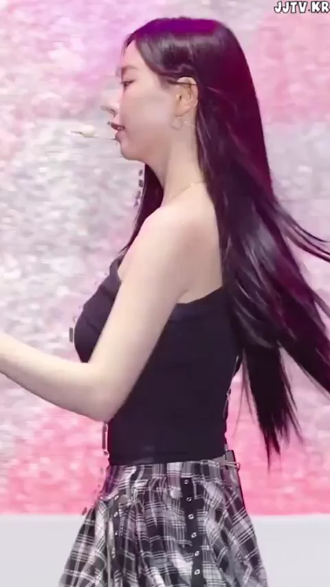 김채연 원 오프숄더
